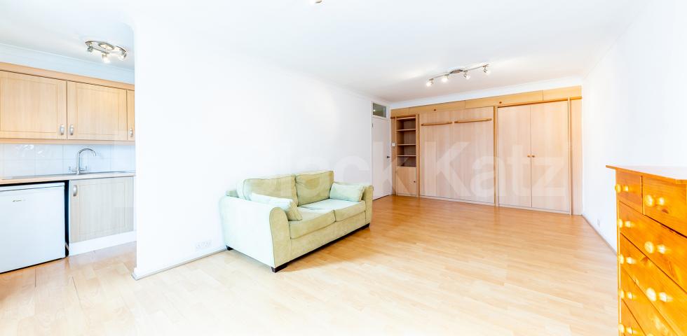 Spacious studio set in a secure private building overlooking Regents Park Cumberland Terrace, Regents Park / Marylebone